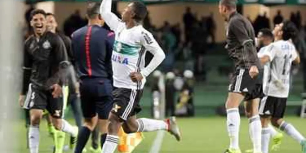 Imagem ilustrativa da imagem Coxa vence o Vitória e garante vaga na Sul-Americana