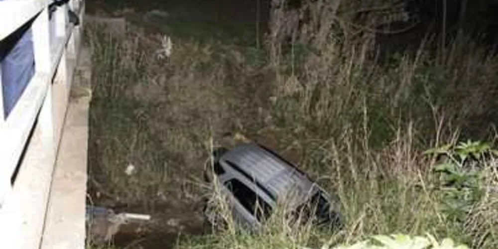 Veículo caiu de ponte em vila de PG