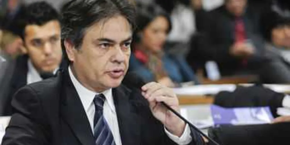 Cássio Cunha Lima anunciou a decisão do PSDB