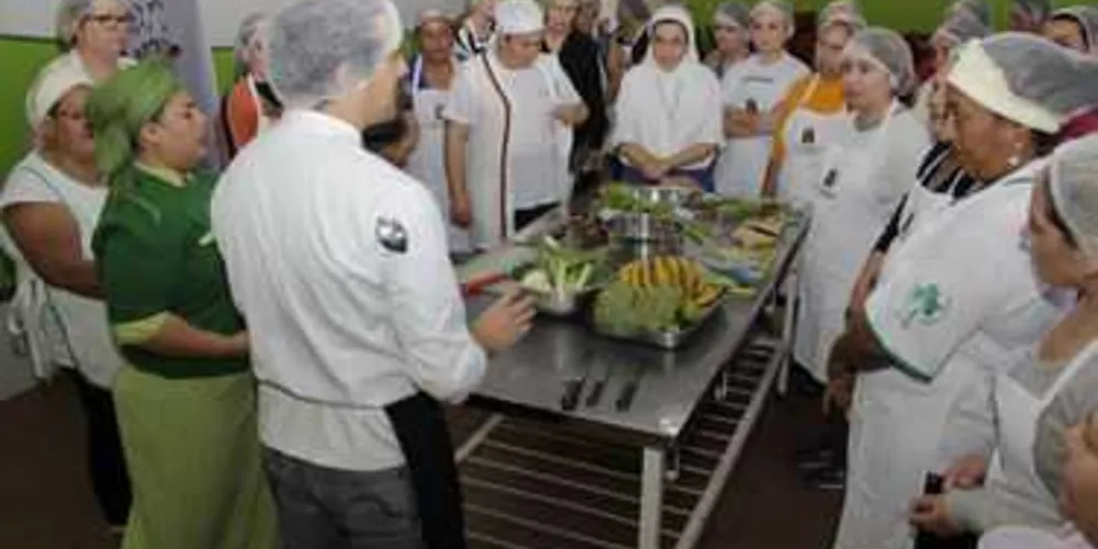 Imagem ilustrativa da imagem Cozinheiros são capacitados para aproveitar alimentos