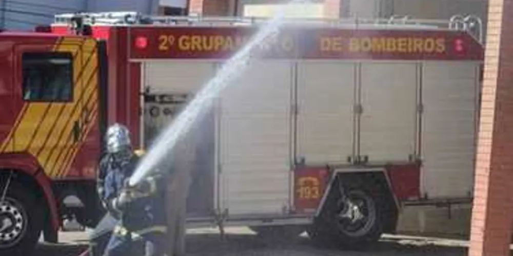 Bombeiros foram acionados para apagar fogo