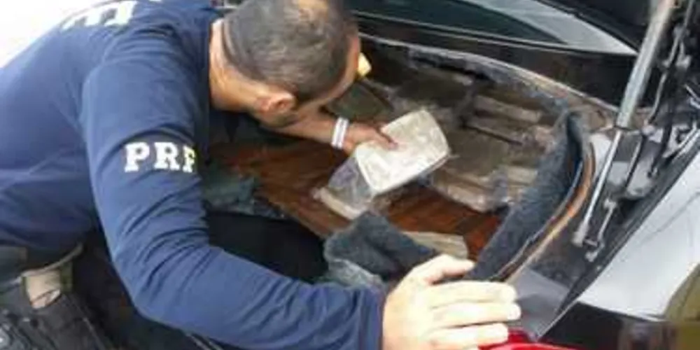 A droga estava em um fundo falso de um automóvel Fiat Linea, entre o porta-malas e o banco traseiro