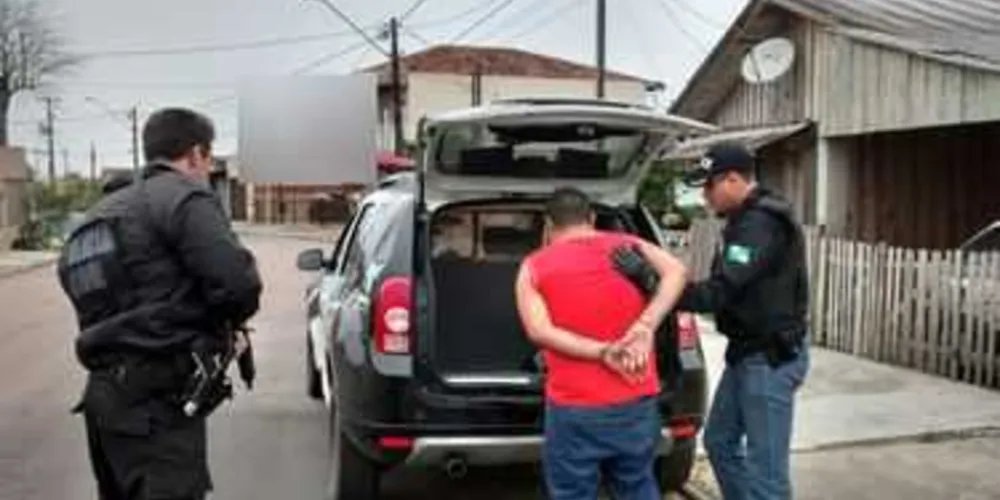 Imagem ilustrativa da imagem Polícia prende dupla suspeita de roubo de celulares em Castro