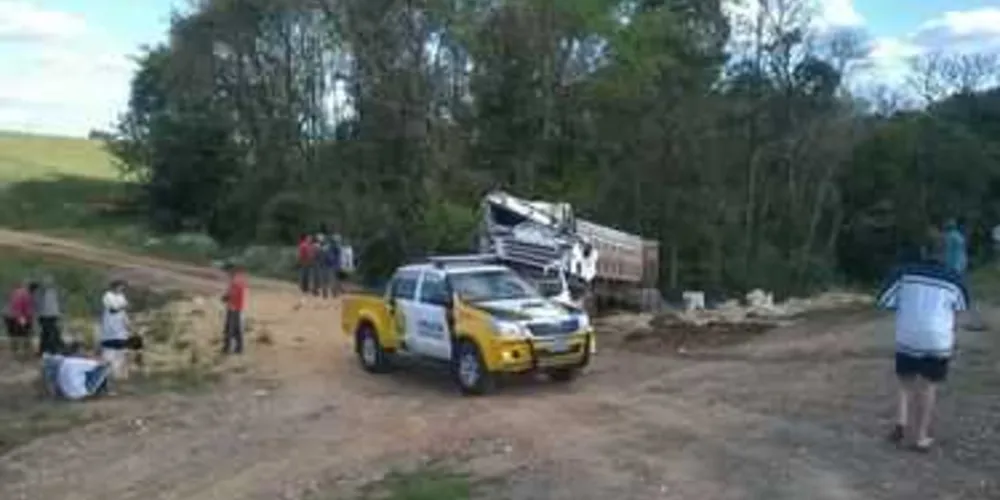 Imagem ilustrativa da imagem Caminhão capota na PR-151 e carga é saqueada em Palmeira
