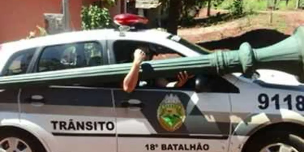 Policiais tiveram trabalho para carregar poste