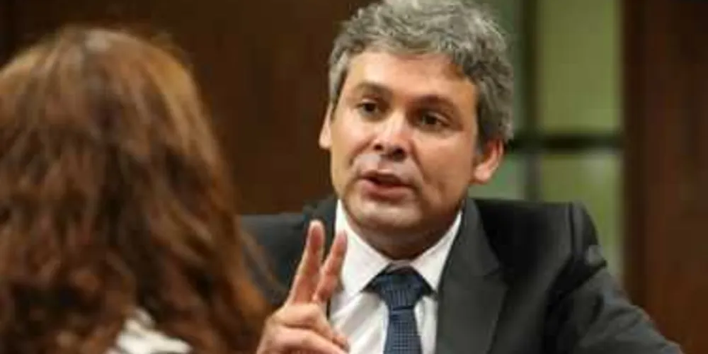 Imagem ilustrativa da imagem “Dilma sai de cabeça erguida”, diz senador Lindbergh Farias