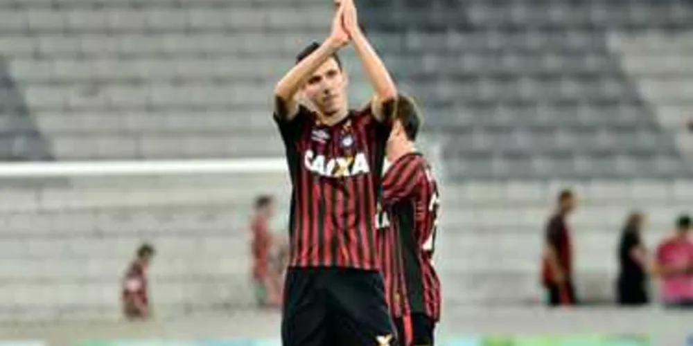 Imagem ilustrativa da imagem Em situações opostas na tabela, Furacão encara o Figueirense