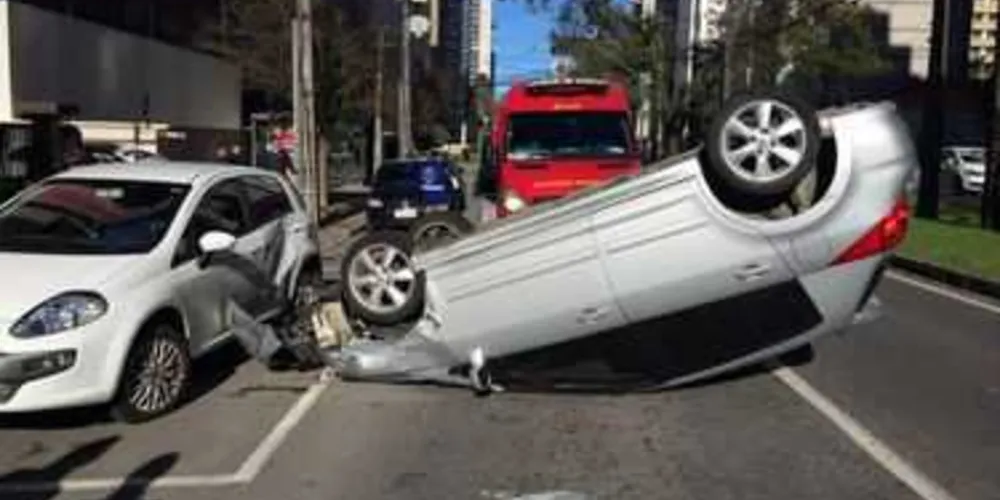 Imagem ilustrativa da imagem Motorista se distrai ao celular e capota veículo no PR