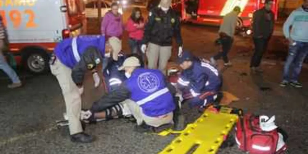 Acidente deixou motociclista e garupa gravemente feridos