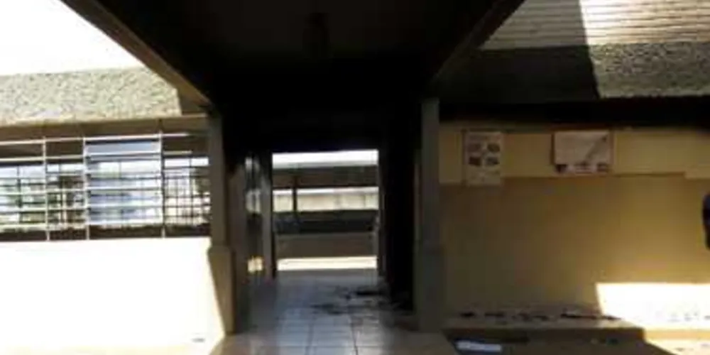 Depósito foi destruído pelo fogo 