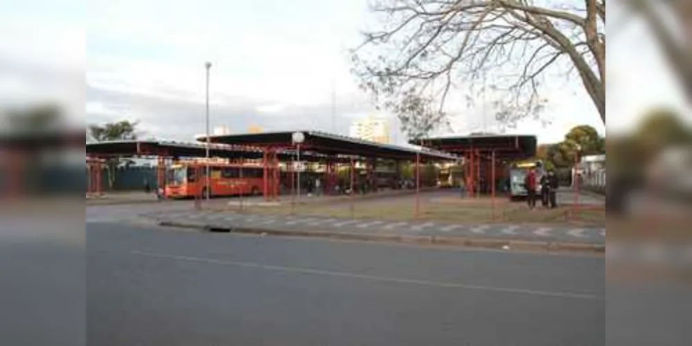Imagem ilustrativa da imagem Homem cai embaixo de ônibus e morre no hospital