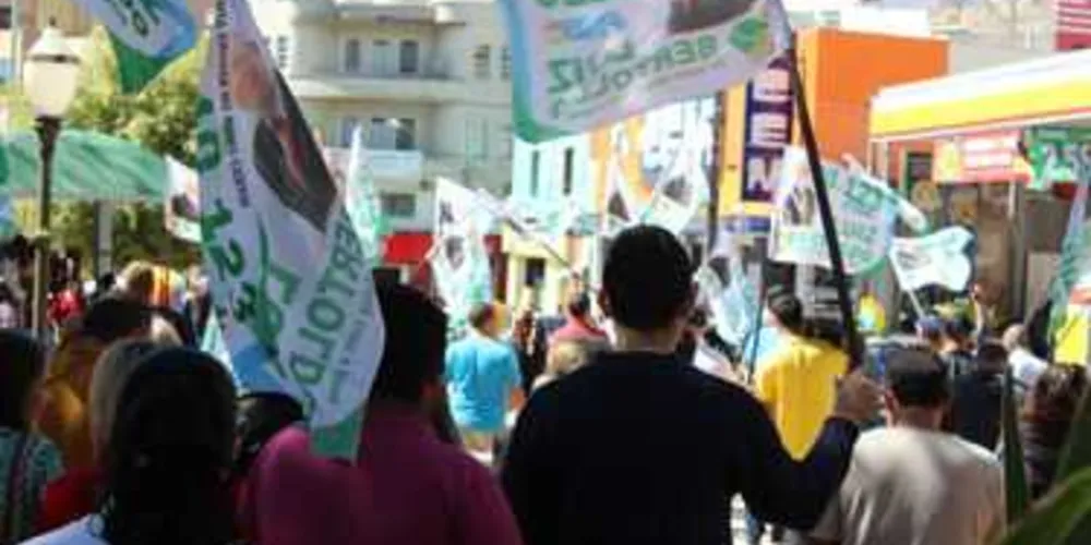Campanha sumiu das ruas e disputa por votos foi transferida para as redes sociais