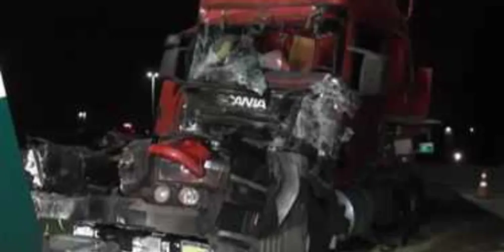 Imagem ilustrativa da imagem Carreta tem motor arrancado em colisão no PR