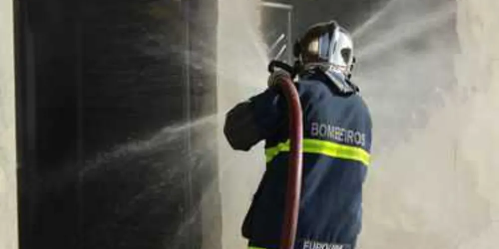 Bombeiros foram mobilizados para apagar o fogo