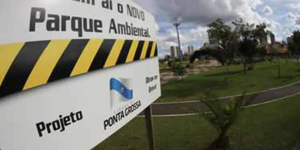 Placas de anúncio da obra chegaram a ser fixadas no local, mas acabaram retiradas posteriormente 