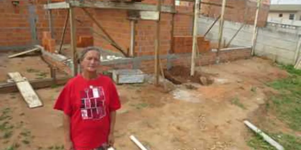 Maria da Silva busca formas de terminar a construção de sua casa