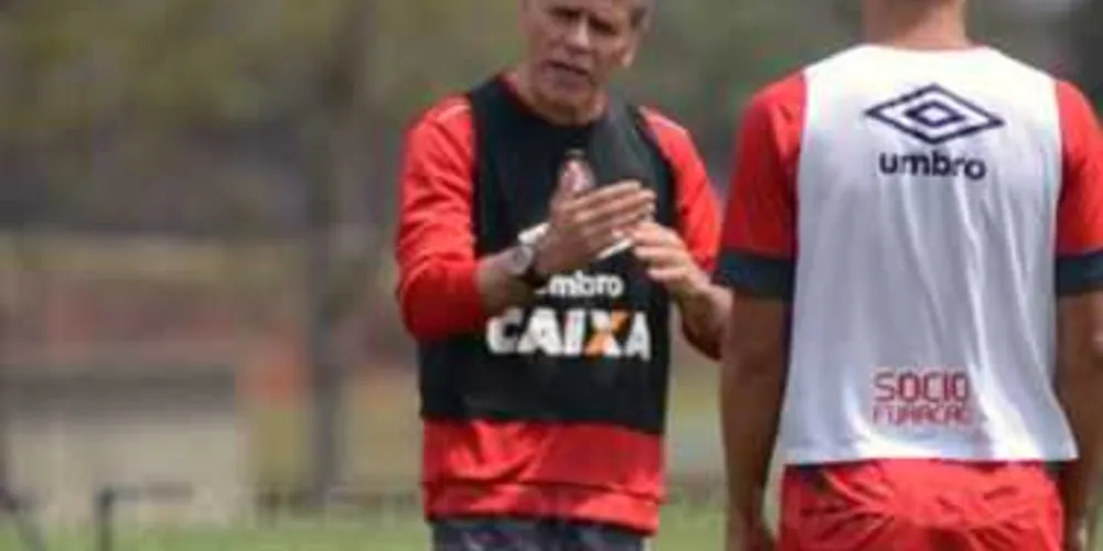 Técnico Paulo Autuori comanda a equipe do Furacão