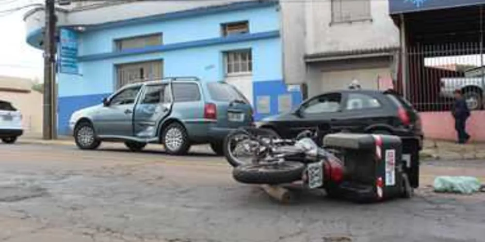 Imagem ilustrativa da imagem Motociclista fica ferido em colisão na Carlos Cavalcanti