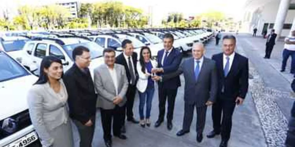 Imagem ilustrativa da imagem Richa entrega veículo para Regionais de Saúde de PG e Irati