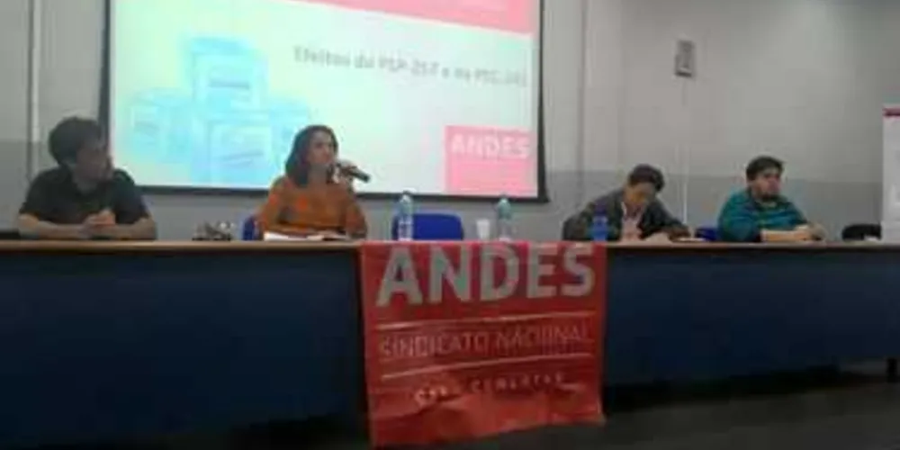 Assembleia foi realizada no auditório do PDE, no campus de Uvaranas