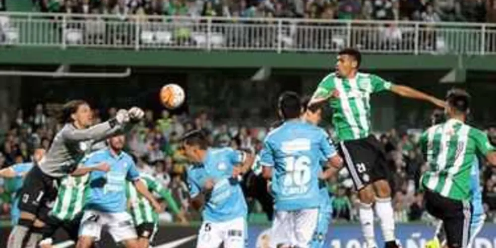 Imagem ilustrativa da imagem Com o Couto Pereira lotado, Coxa sofre revés do Belgrano