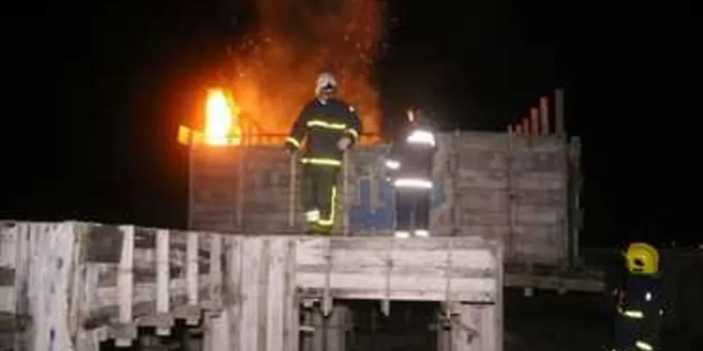 Obra foi invadida e vândalos iniciaram um incêndio