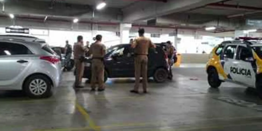 Imagem ilustrativa da imagem Trio é detido com em estacionamento de supermercado