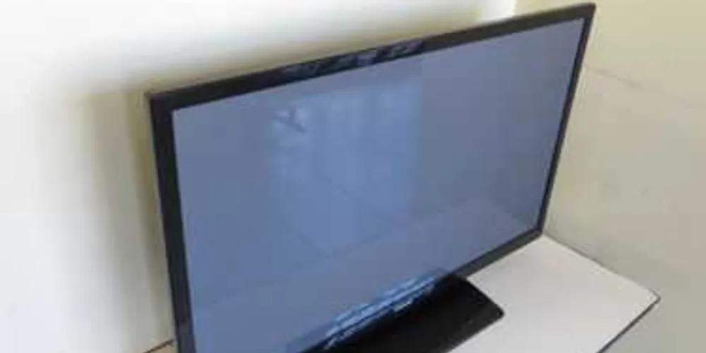 Televisão foi levada do interior de uma casa