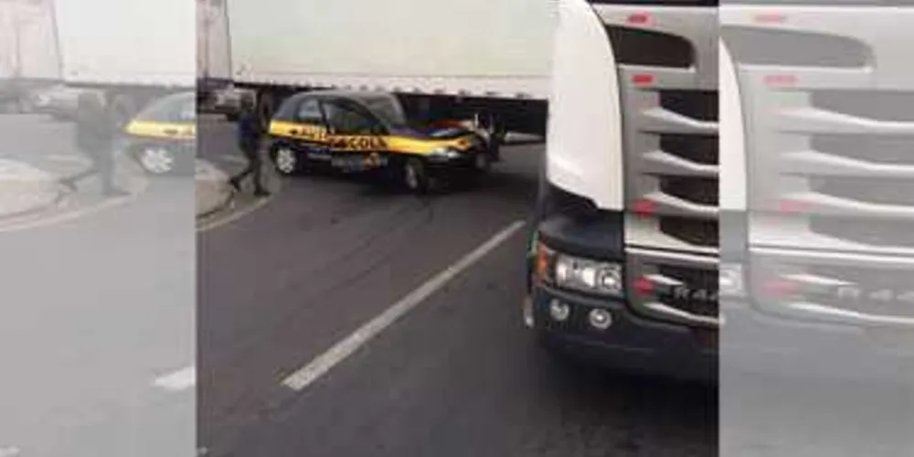 Acidente envolveu caminhão e carro de autoescola