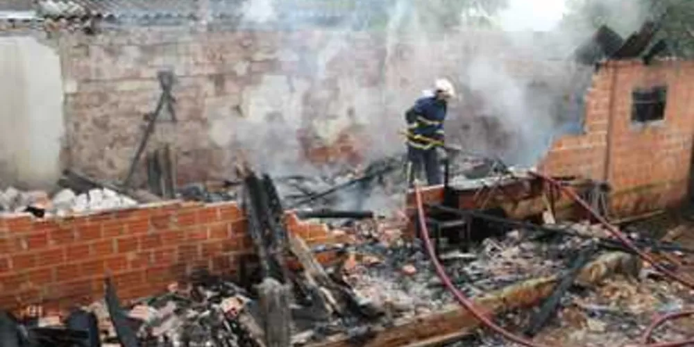 Imagem ilustrativa da imagem Incêndio destrói parte de residência no Santa Marta