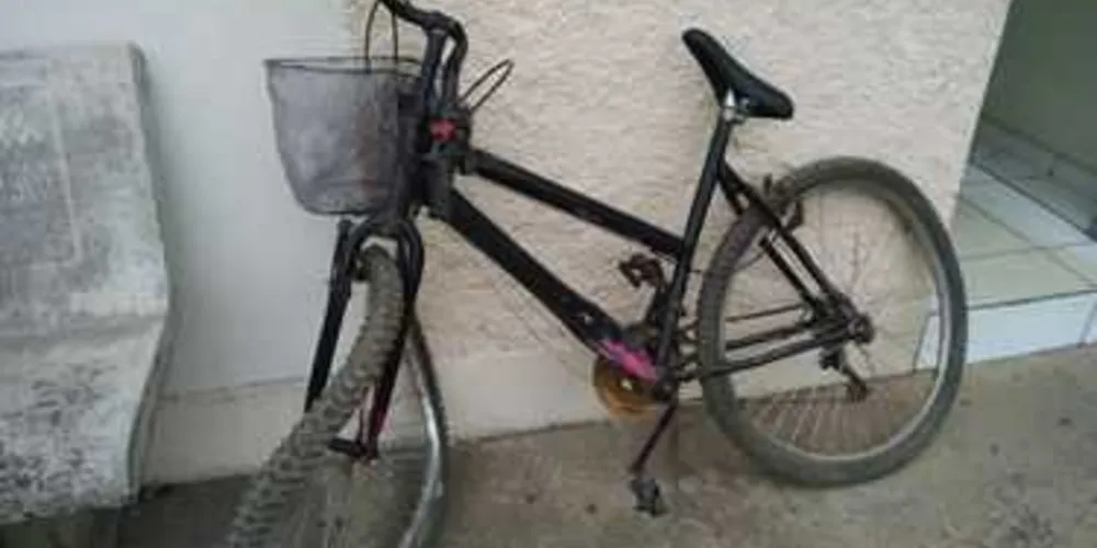 Moça andava de bicicleta quando foi atingida pelo caminhão