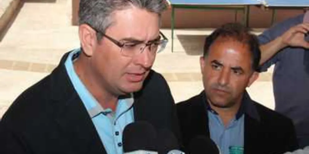 JK voltou com o vice, Dirlei Cordeiro (ao fundo) e com Marcio Pauliki, deputado estadual