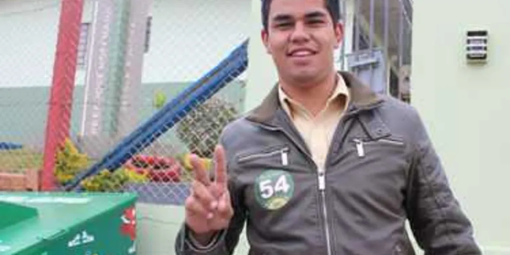 Leandro foi o primeiro candidato a votar no começo desse domingo (02)