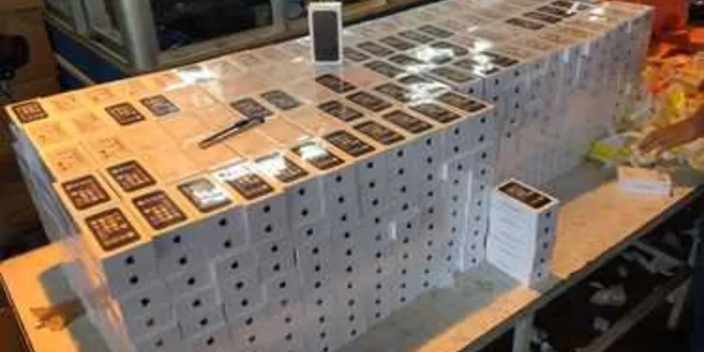 Imagem ilustrativa da imagem Homem é detido com mais de 1,2 mil iPhones em rodovia do PR