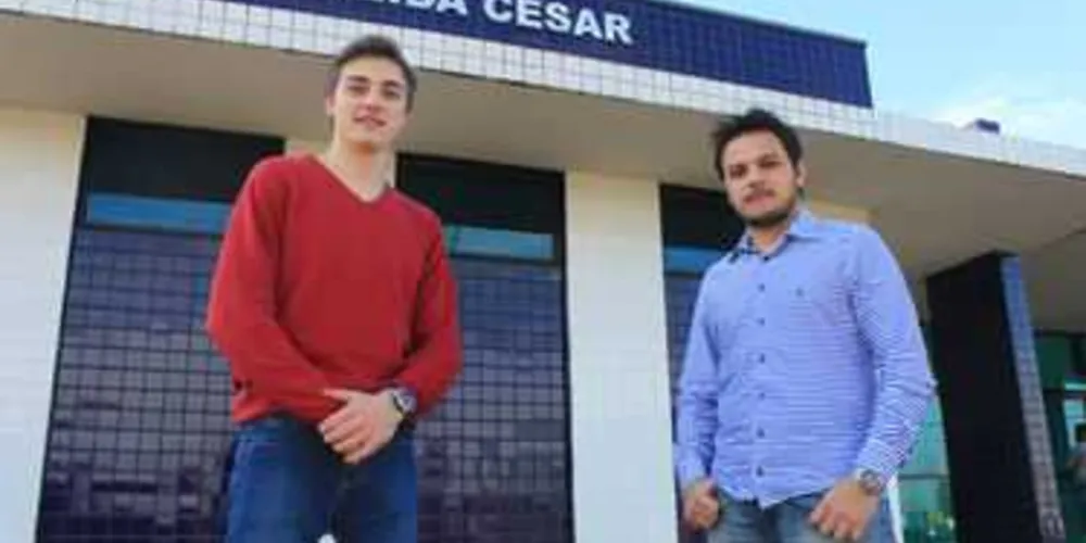 Ricardo (a esquerda) ao lado do irmão, Alysson, dono de dois mandatos no Legislativo Municipal