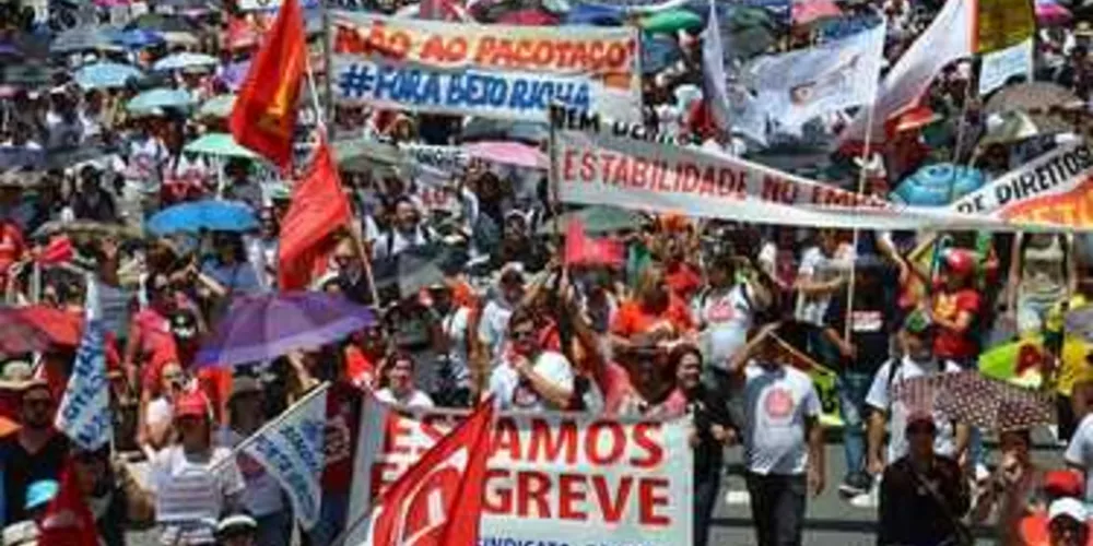 Imagem ilustrativa da imagem Professores da rede estadual sinalizam greve em todo o PR