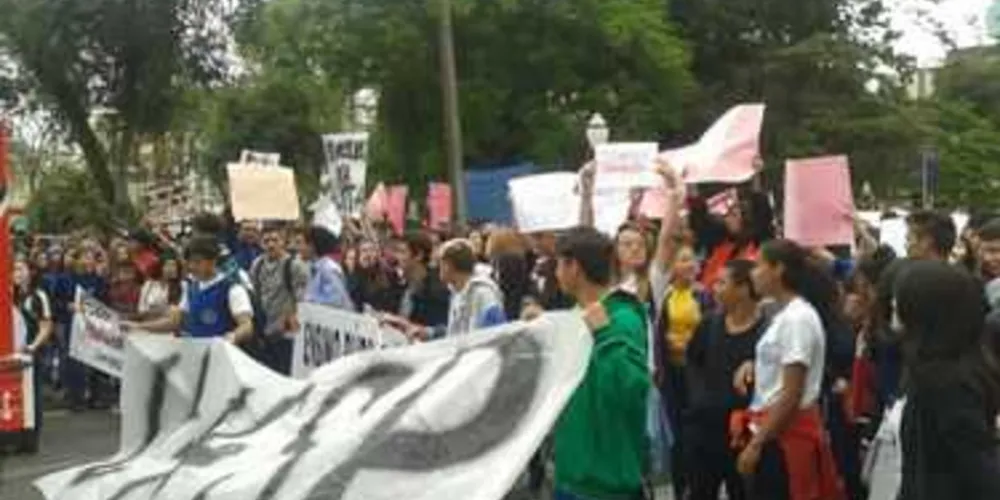 Grande número de estudantes se reuniu em frente ao Regente Feijó