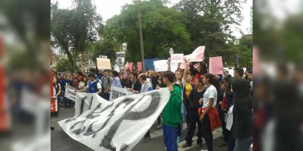 Grande número de estudantes se reuniu em frente ao Regente Feijó