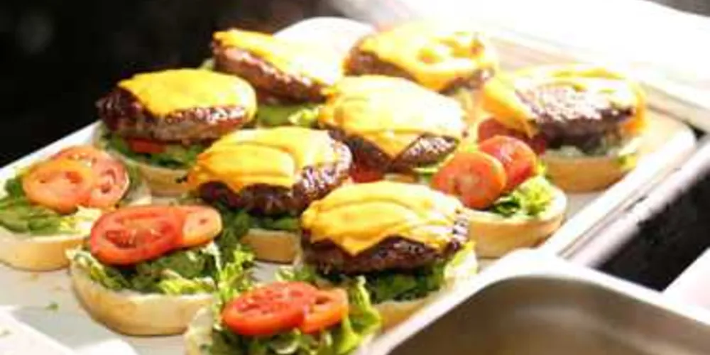 Imagem ilustrativa da imagem Madero doa 200 cheeseburgers para instituição de PG