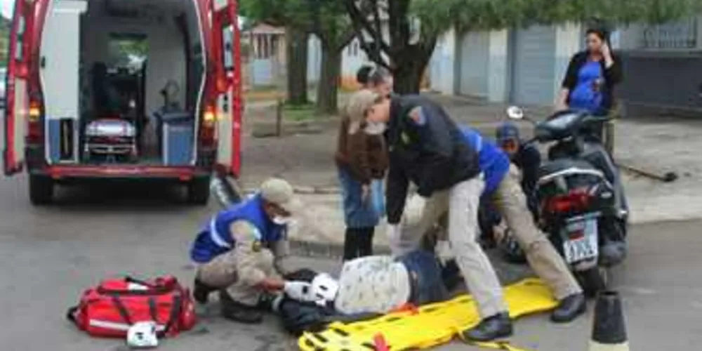 Motociclista ficou ferido na Rua Júlia Lopes