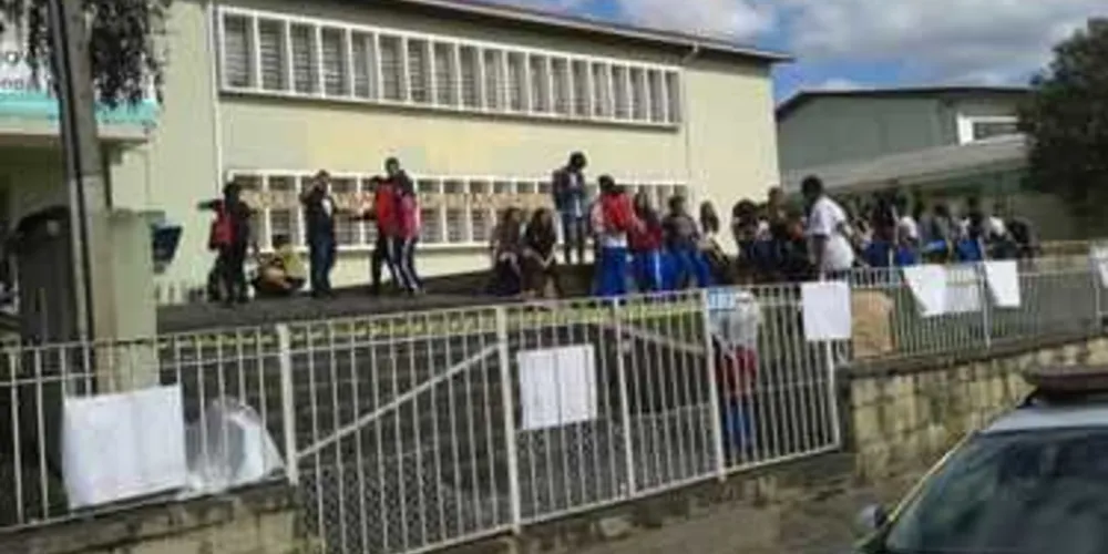 Imagem ilustrativa da imagem Colégio Epaminondas, na Palmeirinha, é ocupado por estudantes