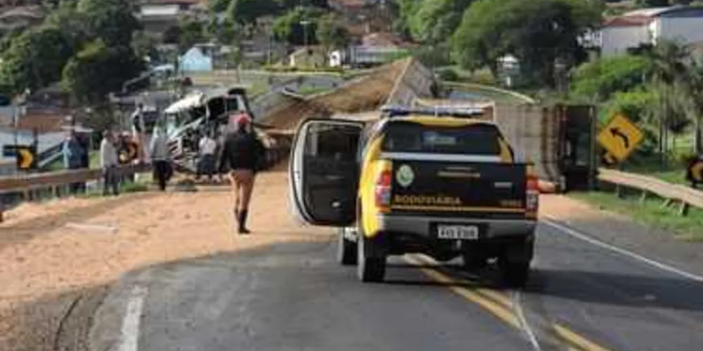 Imagem ilustrativa da imagem Carreta tomba em Arapoti e carga de milho é saqueada