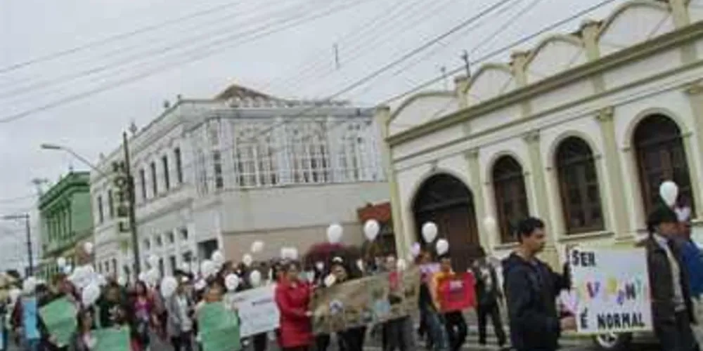 Imagem ilustrativa da imagem ‘Orgulho Louco’ reúne cerca de 200 pessoas em Castro