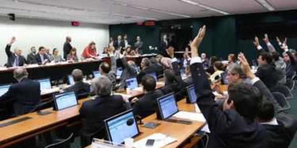 Comissão Especial da Câmara que analisa a PEC 241, que limita os gastos públicos, aprovou na quinta-feira (6) o texto principal do substitutivo do relator, deputado Darcísio Perondi