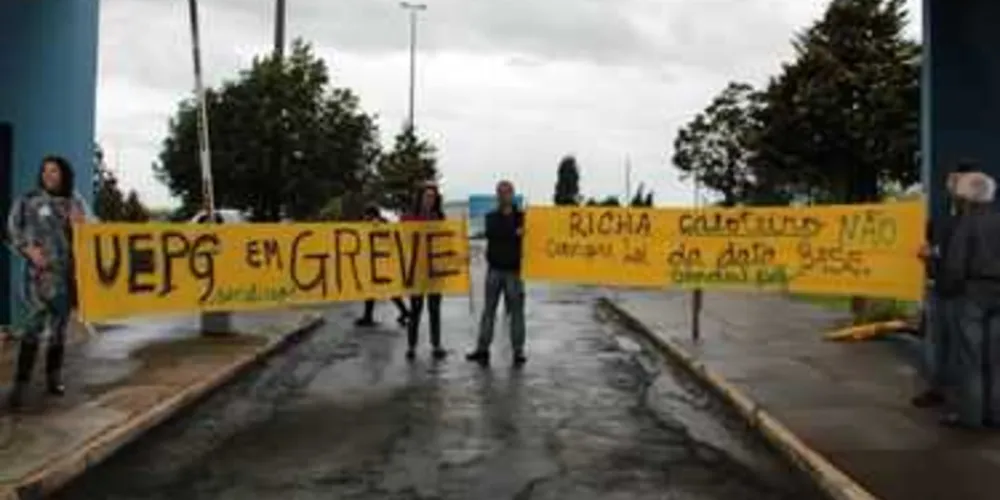 Professores realizaram piquetes nas entradas dos campi