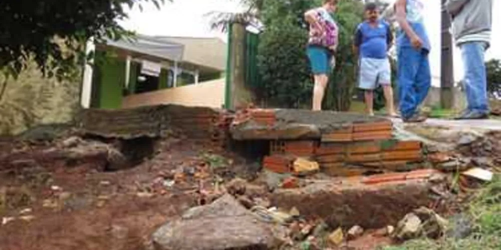 Chuva causou destruição na Rua Hára