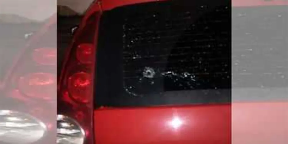 Carro foi alvejado por disparos de arma de fogo