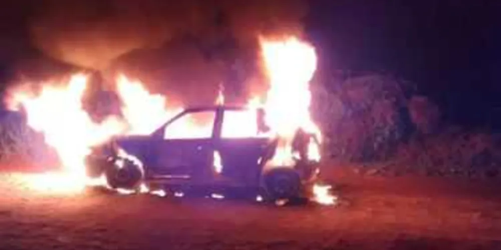 Imagem ilustrativa da imagem Carro furtado pega fogo em Prudentópolis