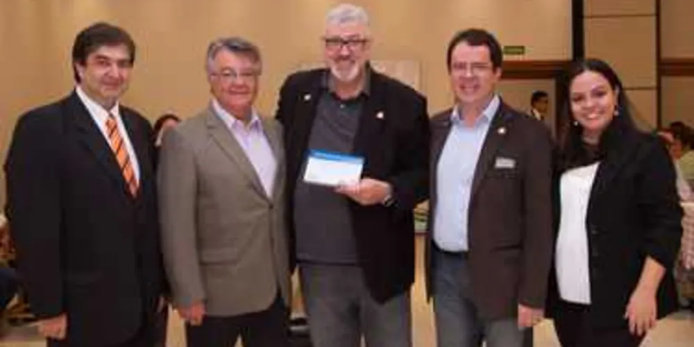 Os diretores do Sepam Roberto Alfredo Pietrobelli Mongruel, Odeni Villaca Mongruel, Osni Mongruel Junior, Madelon Mongruel e o homenageado Jacob Cavagnari ao centro