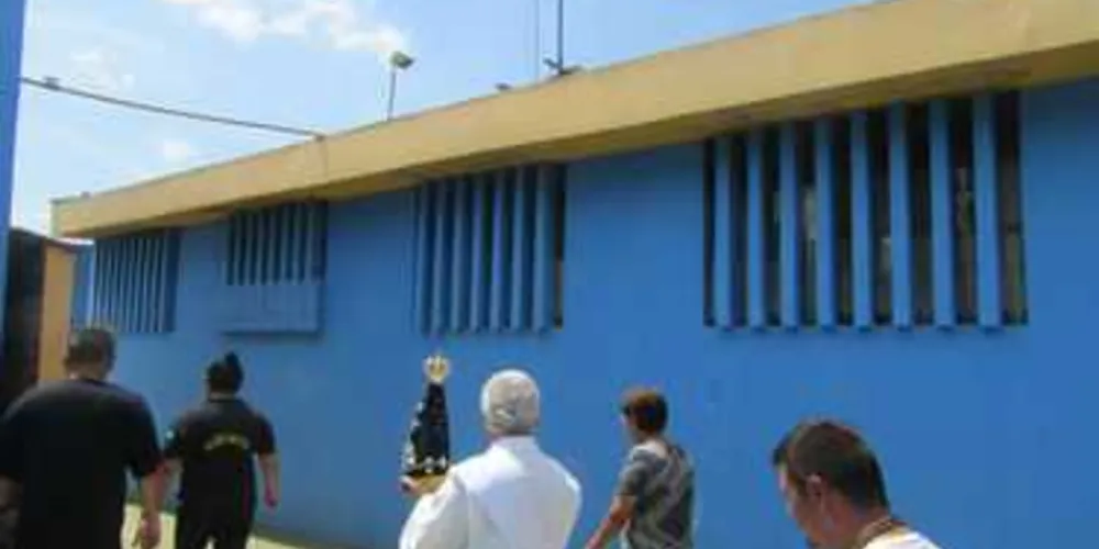 Imagem ilustrativa da imagem Imagem de Nossa Senhora visita presos no ‘Cadeião’